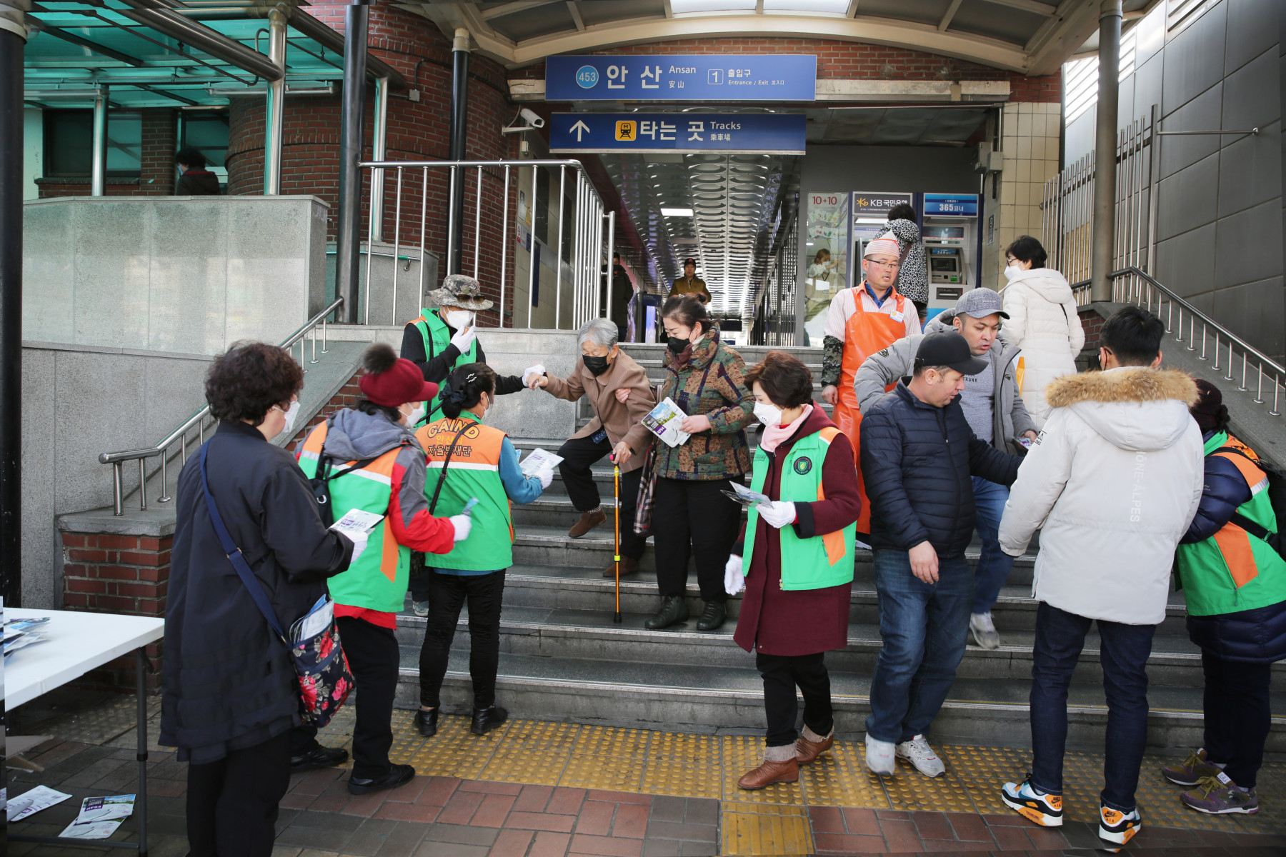 안산시, 외국인 대상 신종코로나 예방…전철역 홍보부스 운영·캠페인 실시