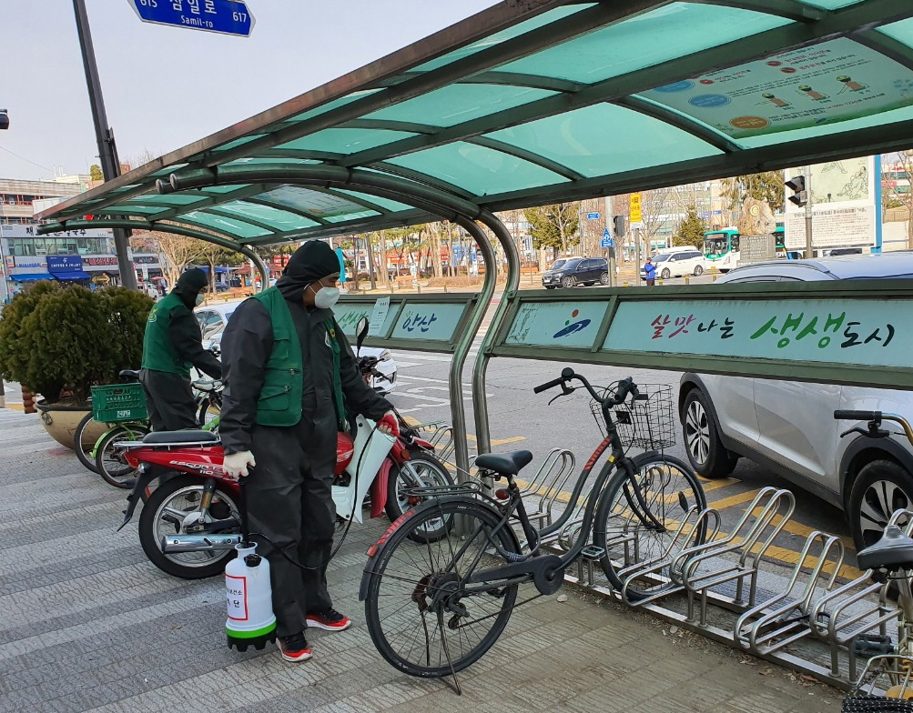 성포동 새마을협의회, 코로나19 확산 방지 위한 방역 실시
