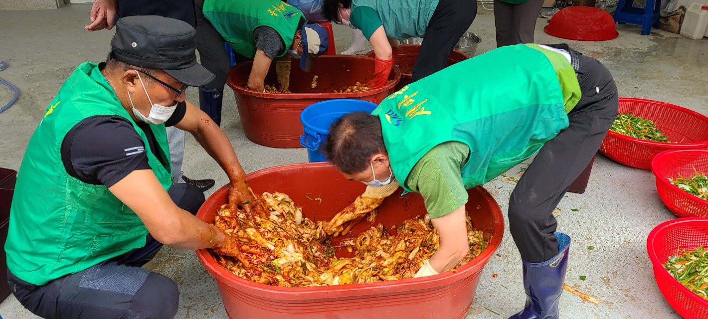 안산시 백운동 새마을회, 소외 이웃에 김치 전달