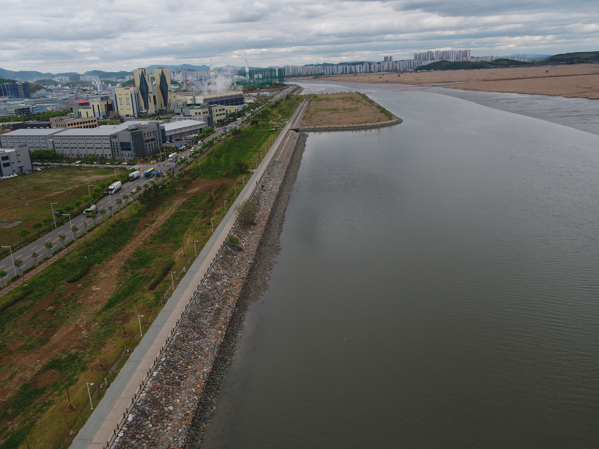 낚시 금지구역에 뜬 드론…안산시, 불법 낚시 단속에 드론 투입