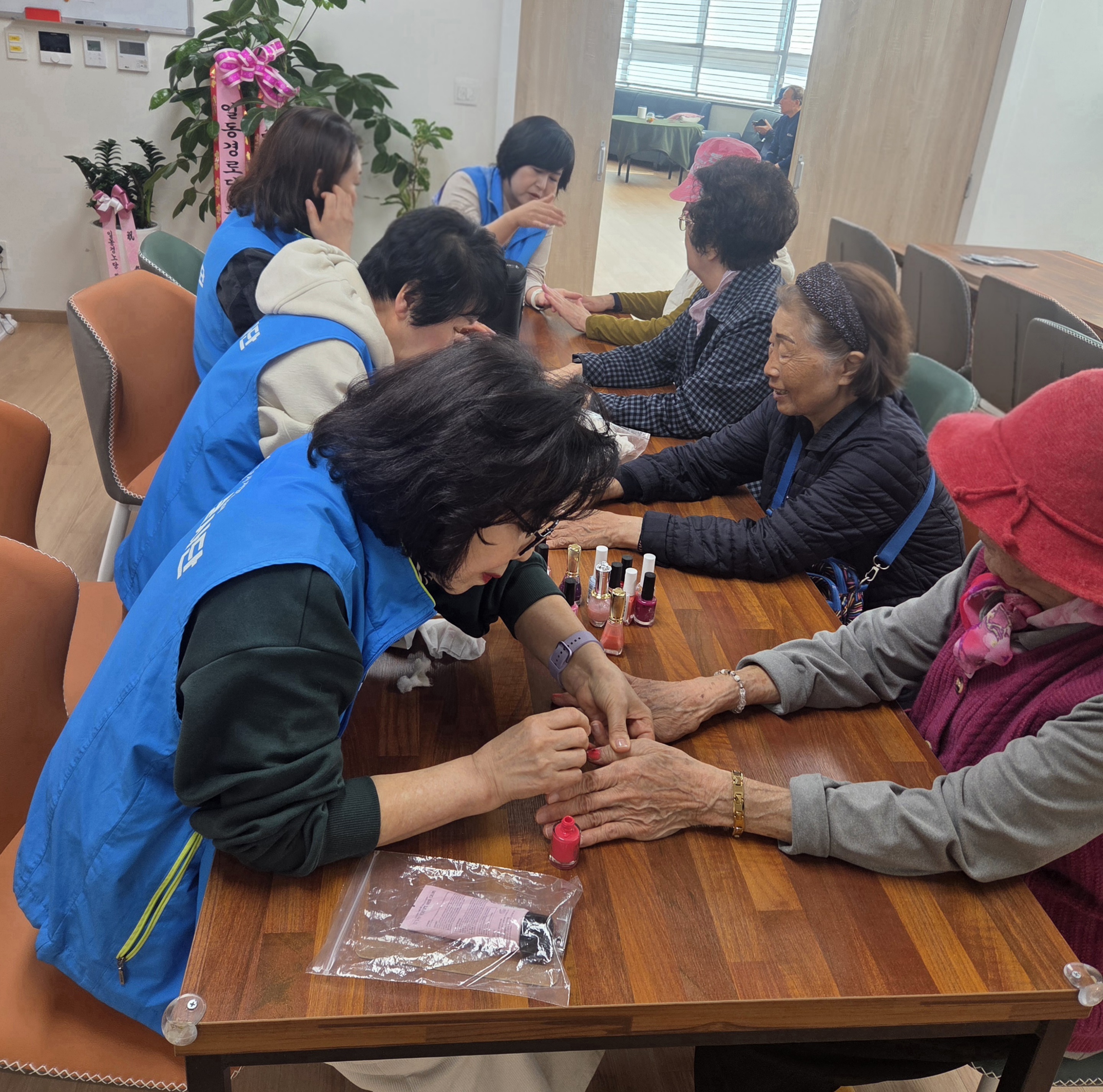  안산시 일동, 구룡경로당에 누리봄봉사회 떡만둣국 나눔 행사  사진