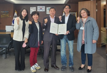 단원구 여성합창단 지휘자 위촉장 수여 사진