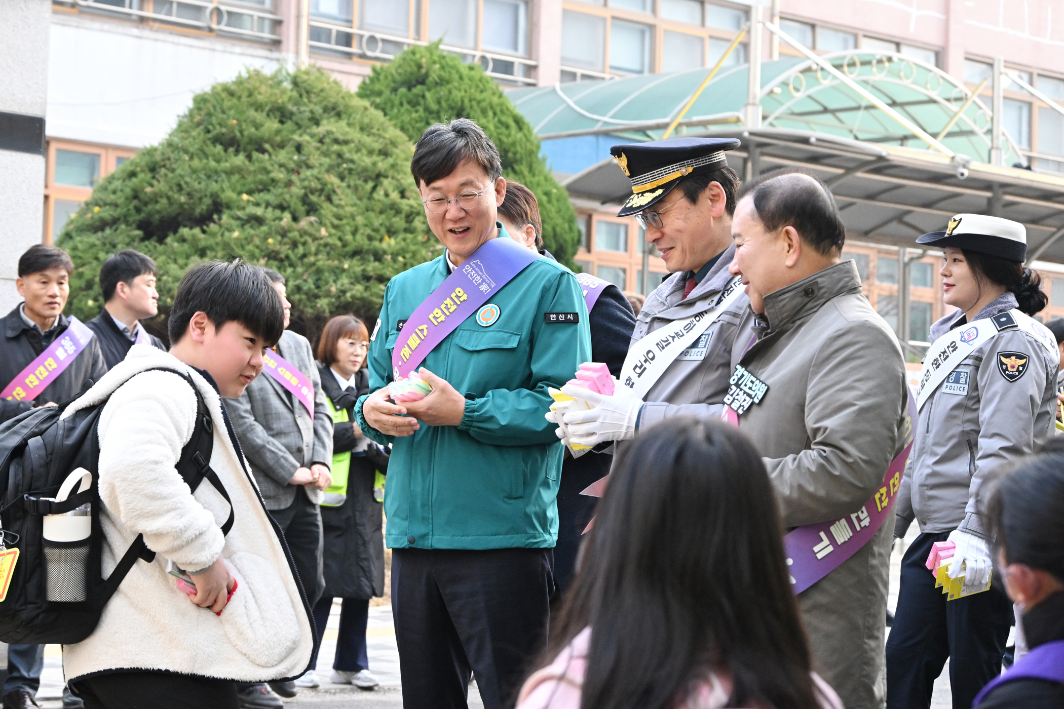 안산시, 관산초서 스쿨존 교통안전·학교폭력 예방 캠페인 전개 이미지 1