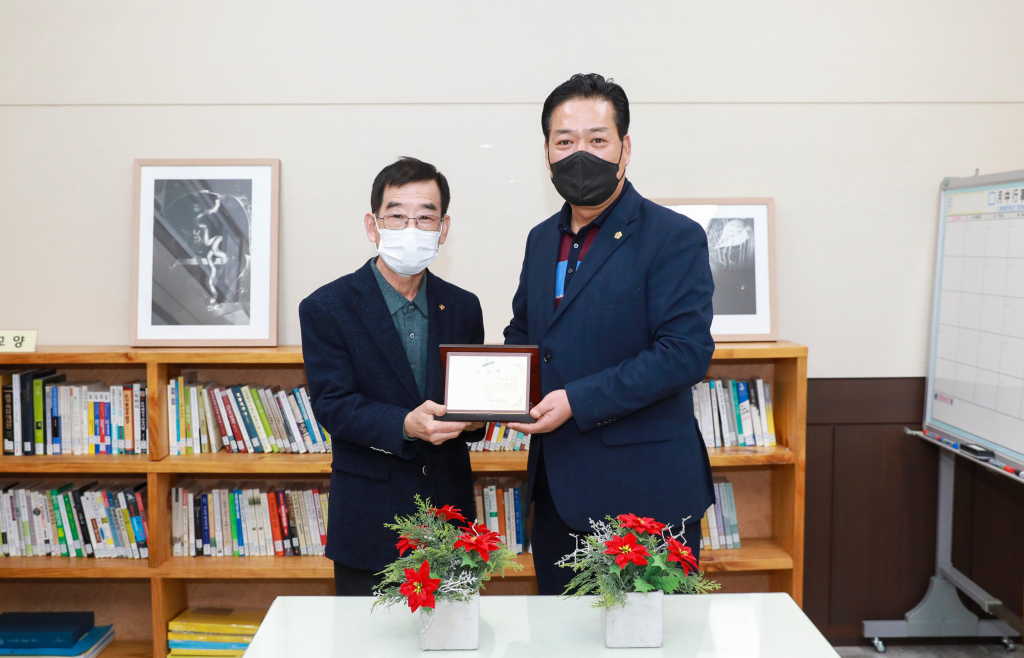 김정택 나정숙 의원 안산농업인단체협의회 감사패 수상 사진