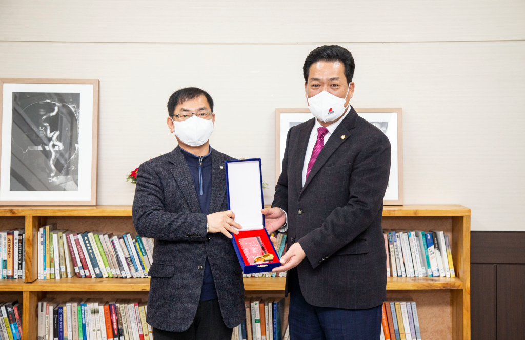 김정택의원 대한건축사협회 감사패수여 사진