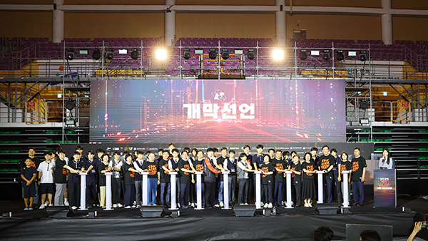 2025 안산 e스포츠 서머 페스티벌에서 참가자들이 LED 개막선언 화면 앞에 모여 있다.