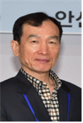 위원 안 충 기 사진