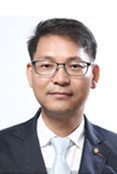 전문위원 윤 석 용 사진